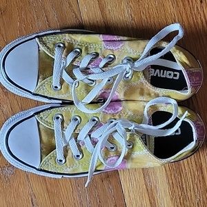 Converse tennis shoes